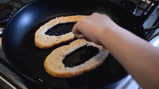 Яичные тосты с сыром и зеленым луком. Рецепт тостов. Готовим дома бутерброды с яйцом. смотреть онлайн