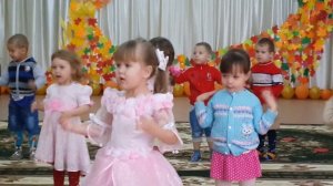 пляска малышей Песню осени споём