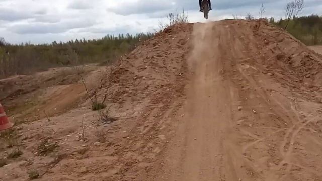 Покатушка на питбайках по кроссовой трассе. Друг чуть не упал! смотреть онлайн
