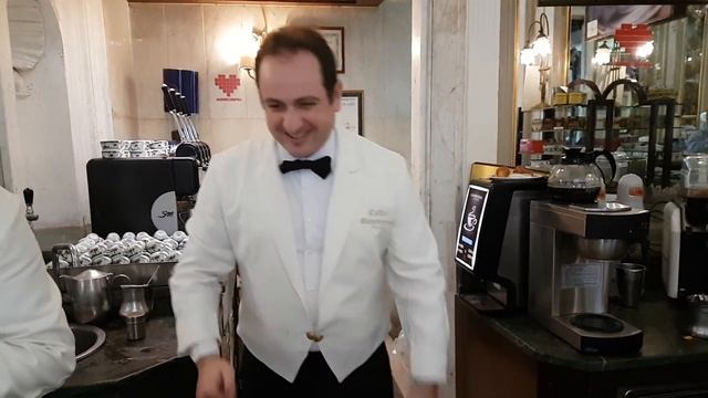 Пробую сразу 5 кофейных напитков в Неаполе...)) смотреть онлайн