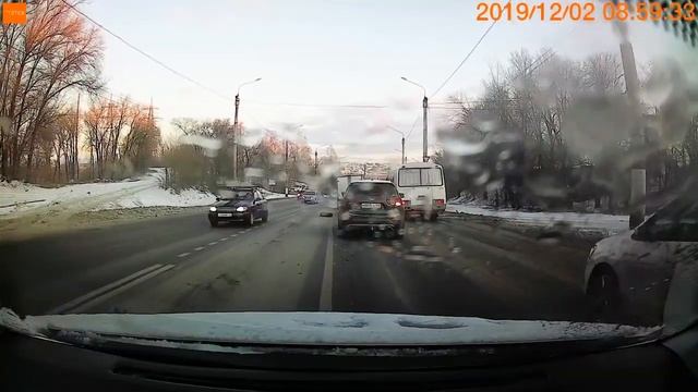 Видео: на спуске к мосту в Сызрани у грузовика на ходу вырвало колесо смотреть онлайн