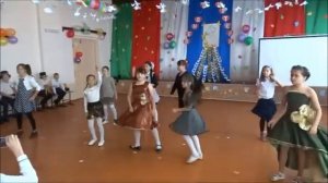 Танец девочек "Я такая в маму".День Матери. 4Б класс. Коломыцева Е.А.