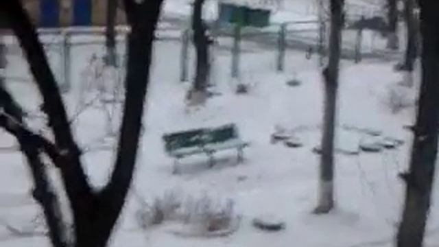 По льду на лыжах))) смотреть онлайн