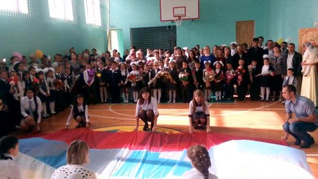 Танец с флагом. 1 сентября смотреть онлайн