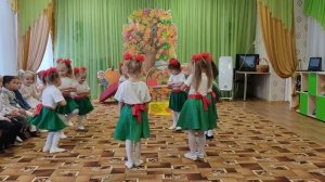 Танец "Ягодки-кокетки" в исполнении девочек средней группы детского сада