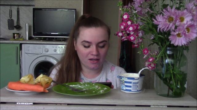 МУКБАНГ| Кабачковые оладьи| Молодая морковка и домашние помидоры смотреть онлайн