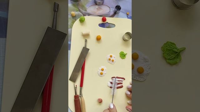 DIY miniature food eggs and bacon Как сделать яичницу с беконом для кукол #dollfood #dollminiatur смотреть онлайн