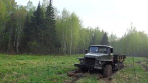 Фатальная ошибка в раскисшем поле. УРАЛ, ЗИЛ, ГАЗ 66 намертво увязли в грязи.