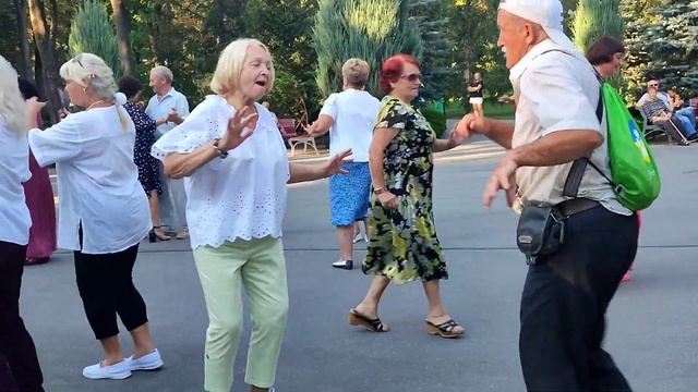 ТАКАЯ ХОРОШАЯ! ТАНЦЫ ХАРЬКОВ УКРАИНА АВГУСТ 2023 смотреть онлайн