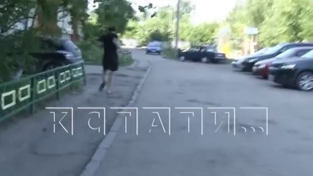 Чтобы изгнать неадекватного танцора с детской площадки жители вызвали журналистов. смотреть онлайн