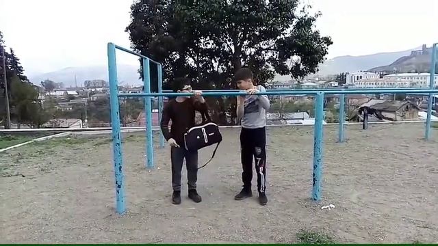 😱Кто последний отпустит руку от турника получит ***** 😱 смотреть онлайн