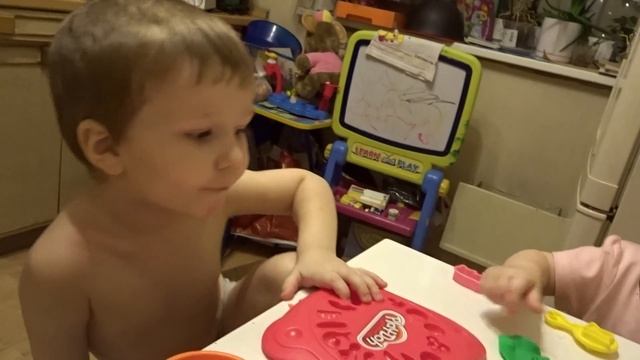 Стихотворение для бабушек с 8 марта! Ваня и Лиза лепят из пластилина смотреть онлайн