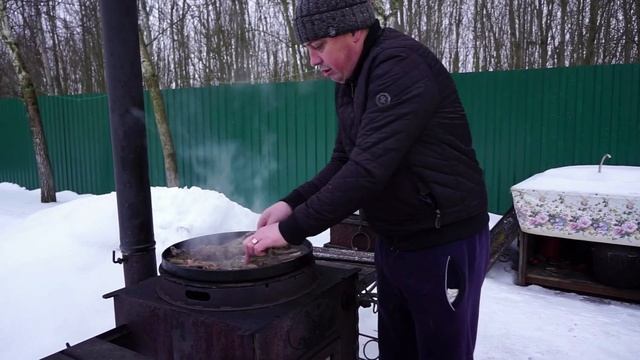 КАРЕ ЯГНЁНКА С КАРТОШКОЙ В СКОВОРОДЕ НА КОСТРЕ #andreirotaru #кареягнёнка смотреть онлайн