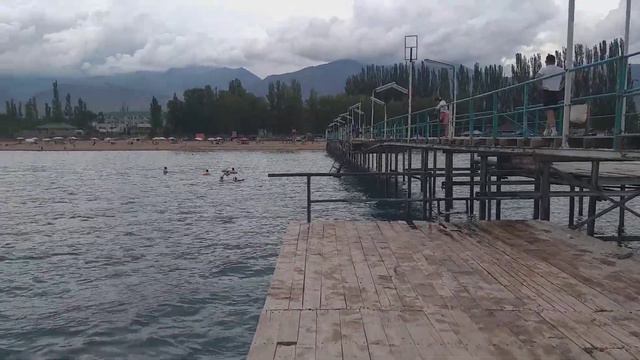 Поснимал как мои дети прыгают с пирса. Красота. Озеро Иссыкуль. Алтын Кум. Кыргызстан. 8 июля 2023 смотреть онлайн