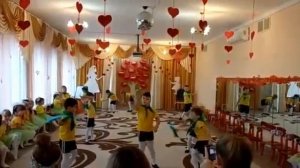 Танец с бумажными самолетиками.