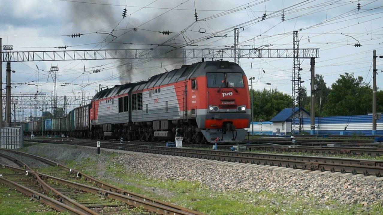 Тепловоз 2ТЭ25КМ-0005. Отправление. смотреть онлайн