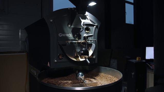 ПРОЦЕСС ОБЖАРКИ КОФЕ В X COFFEE ROASTERS смотреть онлайн