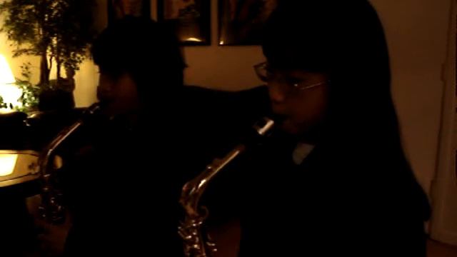 Johann and Nina play Feliz Navidad смотреть онлайн