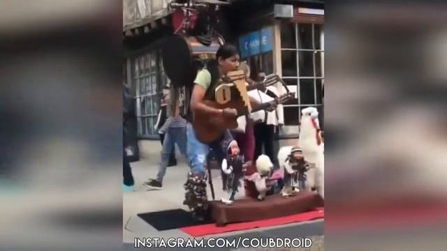 УЛИЧНЫЙ МУЗЫКАНТ ИГРАЕТ ДЕСПАСИТО смотреть онлайн