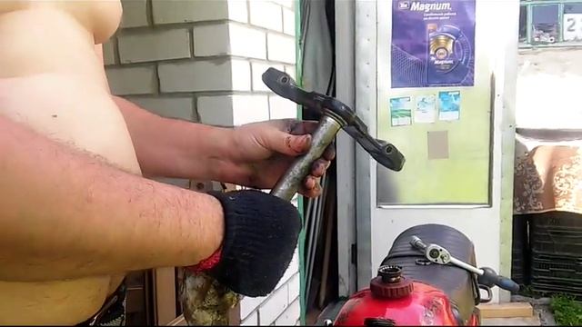 Мотоцикл Минск, Восход, вилка передняя, снятие ремонт мостов, устранение люфта 2 часть. смотреть онлайн