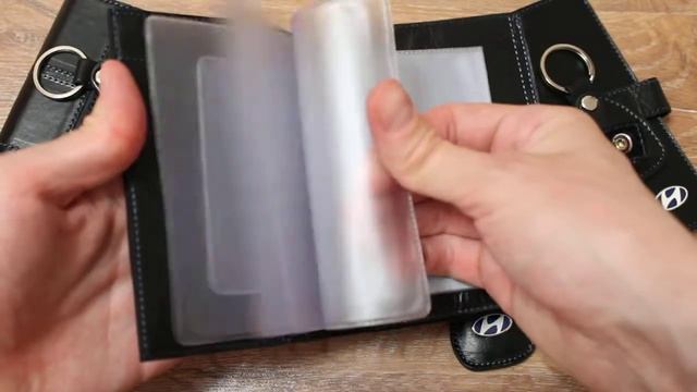 Портмоне для автодокументов и паспорта с логотипом Hyundai и брелоком смотреть онлайн