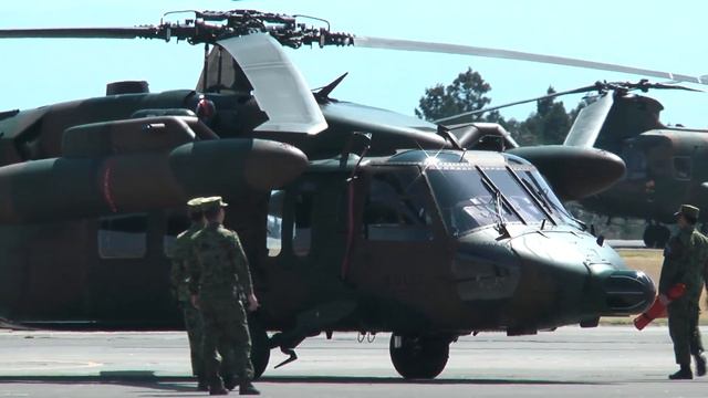 UH-60 Black Hawk, AH-1S Cobra, CH-47 Chinook & OH-6D Cayuse | Landing | Camp Somagahara 2013 相馬原駐屯地 смотреть онлайн