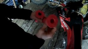 [ГАРАЖНЫЕ ДНИ] Как поменять грипсы на мотоцикле