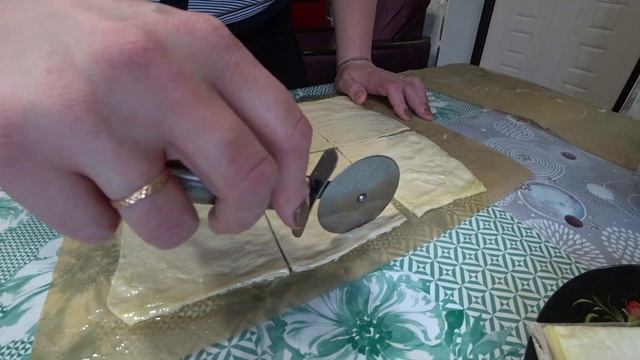 Лодочки из слоеного теста с мясной начинкой смотреть онлайн