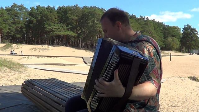 Стоило только расчехлить баян, как деньги посыпались в чехол. смотреть онлайн