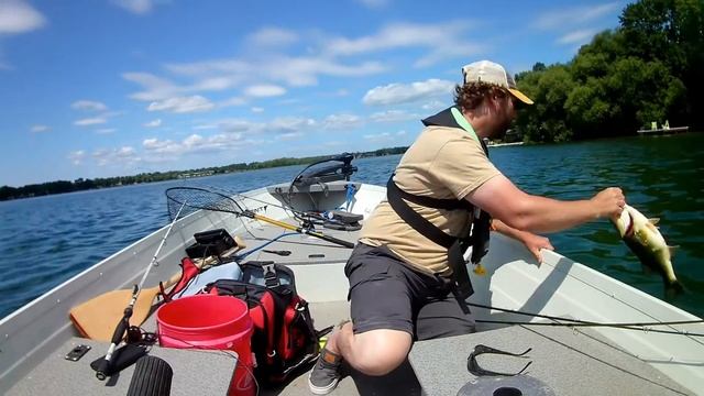 Fishing fake Leeches on Lake Simcoe смотреть онлайн