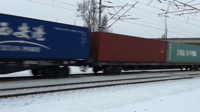 Поезд везет товары из Китая в Европу, синие контейнеры для мальчиков, розовые - для девочек