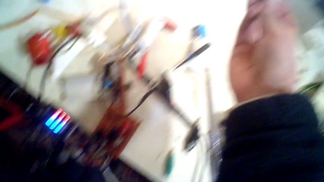 катуша на около пол волне и лампочка накаливания 15 ватт возле неё. смотреть онлайн