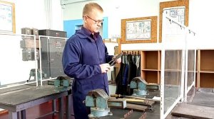 Слесарный верстак и слесарные инструменты.