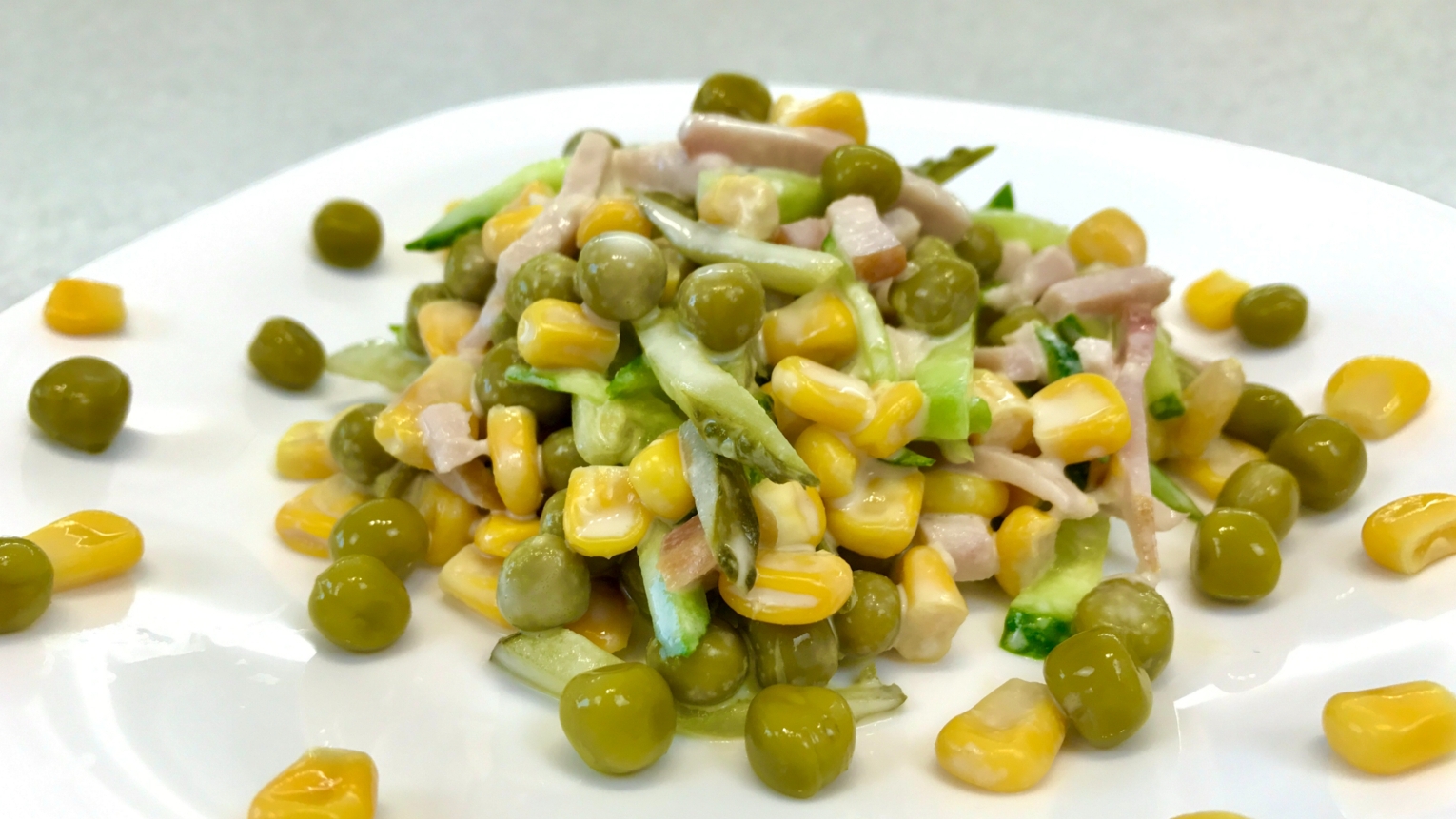 Быстрый салат с овощами и копченым мясом - находка для хозяйки .mp4 смотреть онлайн