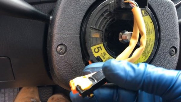 2003 - 2008 Toyota Matrix Remove Steering Wheel & Airbag (also Pontiac Vibe)