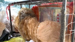 Monkey Puka and his mother buy and enjoy street cakes