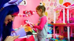 МАЙ ЛИТЛ ПОНИ Амелька подружилась с Радугой Дэш и Сумеречной Искоркой Пони у нас дома