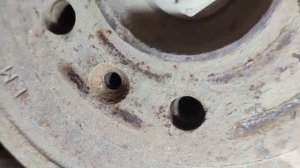 Снятие заржавевшего болта тормозного барабана Рено Дастер(1)