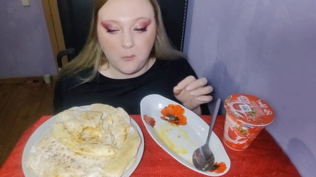 Мукбанг/Mukbang. Сырные лепёшки с яйцом и йогурт.