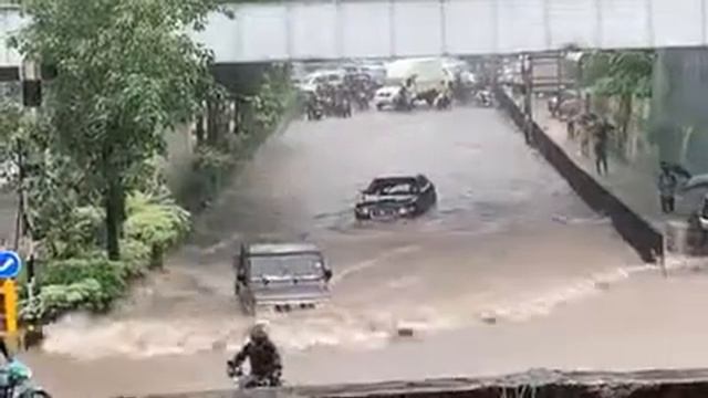 Jaguar XF Vs Bolero Pickup смотреть онлайн