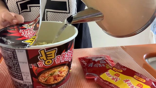 ENG)?자신감 하나로 만든 요리 일상ㅣ고구마,새우,오징어튀김, 순대꼬치, 텐동, 불닭볶음탕면, 불닭 라죽, 배추전, 볶음우동 смотреть онлайн