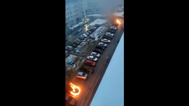 Возгорание 5 автомобилей в Сургуте смотреть онлайн