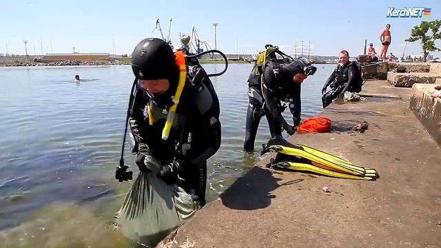 Керчь: В Керчи дайверы на подводном субботнике нашли скамейку смотреть онлайн