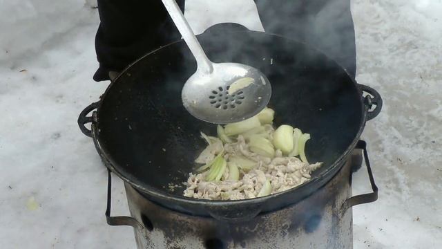 Готовим вкусную капусту с курятинкой и яйцом в казане на даче. Чо ПОХАВАТЬ. #чопохавать смотреть онлайн