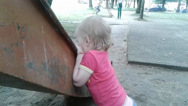 Let's play on the swings | Катание на качелях смотреть онлайн
