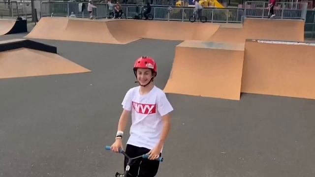 CRAZY GAME OF SCOOT AT AWESOME NEW SKATEPARK! смотреть онлайн