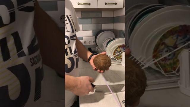 Как правильно открыть кокос дома #Shorts смотреть онлайн