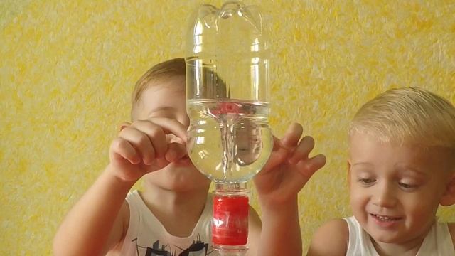 Лев и Эльдар создают торнадо в бутылке эксперимент видео для детей опыты для детей смотреть онлайн