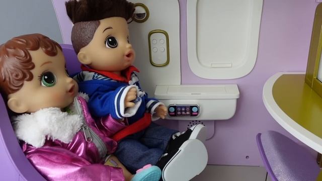 Baby Alive Abby packing her suitcase ? for Vacation Doll Airplane Travel смотреть онлайн