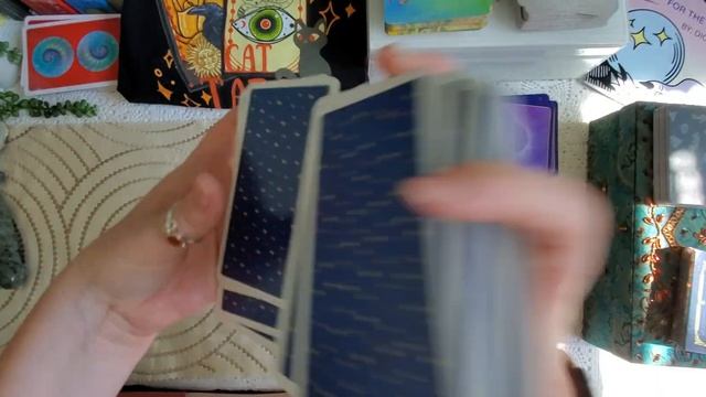 Tarot- Oracle Cards 101. What's the difference? How do you clear a deck? one card read.... смотреть онлайн